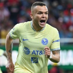 Club América le PRESUME a Cruz Azul el BESO del ‘Cabecita’ Rodríguez al escudo de las Águilas