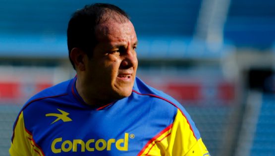 Cuauhtémoc Blanco alza la mano para dirigir a la Selección Mexicana