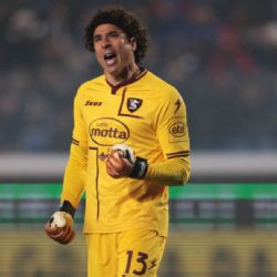 Vídeo | EMOTIVA OVACIÓN de la afición del Salernitana a Guillermo Ochoa
