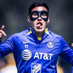 Afición del Club América llena DE AMOR a Alejandro Zendejas llamándolo ‘El Robin’