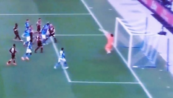 Video | ATAJADÓN de Guillermo Ochoa para evitar gol del Napoli de Hirving Lozano