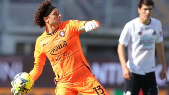 Ex-guardameta del Salernitana SE RINDE ante Guillermo Ochoa