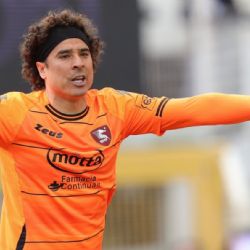 Guillermo Ochoa VUELVE a ser destacado en el 11 ideal de la Serie A por su actuación ante el Napoli