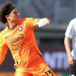 Video | Guillermo Ochoa hace llorar a pequeños aficionados del Napoli