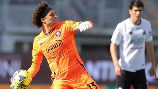 Video | Guillermo Ochoa hace llorar a pequeños aficionados del Napoli
