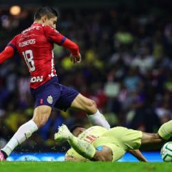 ¿Otra vez Sebastián Cáceres? SEÑALAN ERROR del defensa en el gol de Chivas contra América