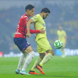 ¿Por cuántos títulos SUPERA el Club América A CHIVAS en todas las competiciones?