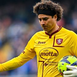 Video | Guillermo Ochoa recibe EMOTIVO HOMENAJE de la afición del Salernitana de Italia