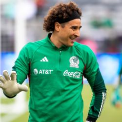 Guillermo Ochoa comparte emotivo momento con ESTRELLA de la MLB
