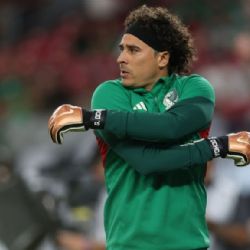 Aficionado gasta DINERAL en regalo para Guillermo Ochoa