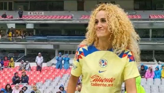 Así fue la INESPERADA presentación de Kheira Hamraoui en el Clásico Nacional