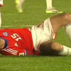 Sebastián Cáceres CASI FRACTURA a Diego Valdés en el partido de Uruguay vs Chile