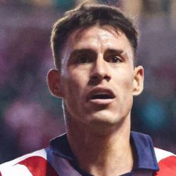 Le ofrecen un JERSEY DE CHIVAS a Chicote Calderón y su reacción se HACE VIRAL