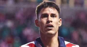 Le ofrecen un JERSEY DE CHIVAS a Chicote Calderón y su reacción se HACE VIRAL