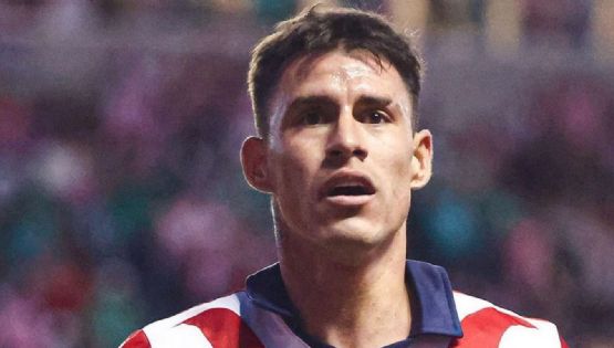 Le ofrecen un JERSEY DE CHIVAS a Chicote Calderón y su reacción se HACE VIRAL