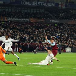 Edson Álvarez recibe nuevo reconocimiento por GOLAZO con el West Ham United