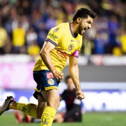 Lo estuvo provocando durante todo el partido y Henry Martín le cantó con todo el gol en su cara