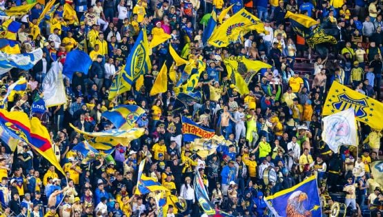 Le ofrecieron dinero a aficionados del América para BESAR el escudo de Cruz Azul, ¿aceptaron?