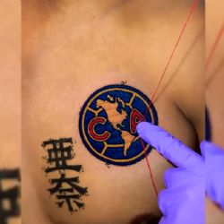 Video: ¡Más que un tatuaje! Aficionado SE BORDA el escudo del Club América en el pecho