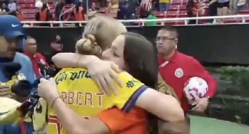 Luego de golear a Chivas Femenil, Sarah Luebbert hizo MUY FELIZ a una seguidora al término del Clásico Nacional