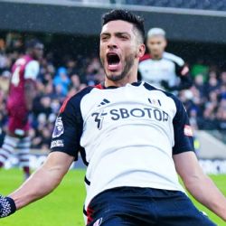 Raúl Jiménez se luce como MODELO del NUEVO UNIFORME del Fulham
