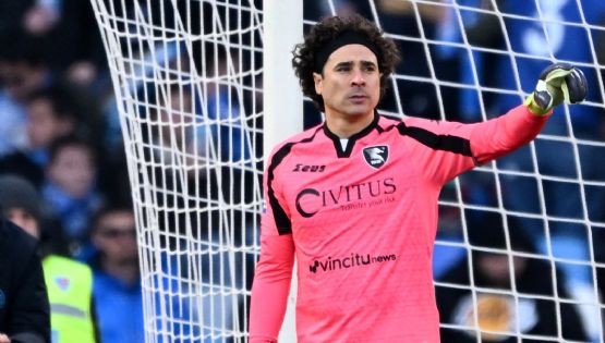 “El MEJOR”: Prensa del Salernitana RESCATA a Guillermo Ochoa en la DERROTA vs Fiorentina