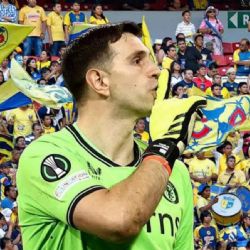 Aficionados del Club América piden GOLEAR al Dibu Martínez en el partido vs Aston Villa