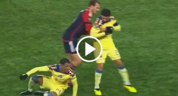 Video: Henry Martín SE VISTE DE HÉROE y DEFIENDE a Chicote Calderón de agresiones del New England