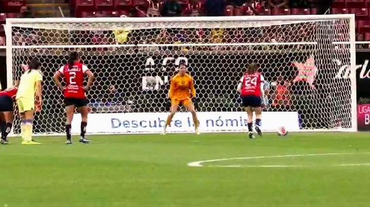 ¡Hay portera! Itzel Velasco se luce ATAJANDO PENAL en el Chivas vs América Femenil