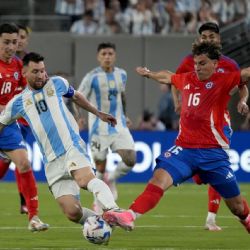 ¡Jugando a tope! Igor Lichnovsky ENFURECE a aficionados de Argentina con polémica jugada