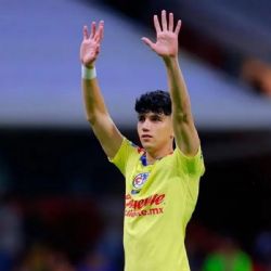 Kevin Álvarez CUMPLE sueño de una pequeña fan durante el juego entre América y Mazatlán