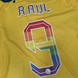 ¿REGRESA? Raúl Jiménez presume HISTÓRICO OBSEQUIO en el Estadio Azteca y la NUEVA PLAYERA del Club América