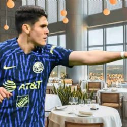 Israel Reyes es EXHIBIDO de manera divertida durante cena en elegante restaurante
