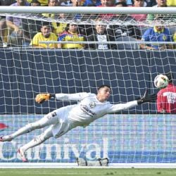 La ATAJADA de Luis Ángel Malagón que EVITA EL GOL del Columbus Crew en la Campeones Cup