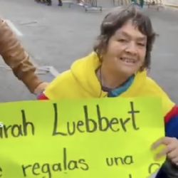 ¡Grande dentro y fuera de la cancha! Sarah Luebbert realizó una EMOTIVA acción e hizo FELIZ a una mujer de la tercera edad y su nieto