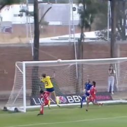 ¡TERRIBLE! Así fue el GOLPAZO que se llevó Priscila Flor da Silva al intentar REMATAR con la cabeza