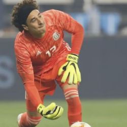 Video: Guillermo Ochoa VOLVIÓ a las canchas y dio un PARTIDAZO