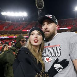 Travis Kelce y Taylor Swift RECIBEN REGALO del Club América para el Super Bowl