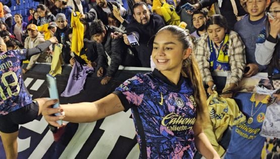 Jana Gutiérrez CONMUEVE con tierno gesto con una pequeña AFICIONADA del Club América