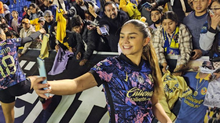 Jana Gutiérrez CONMUEVE con tierno gesto con una pequeña AFICIONADA del Club América