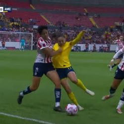 Aylin Avilez será BAJA 10 MESES: ¿se puede CASTIGAR a la jugadora de Chivas con la que peleaba el balón?