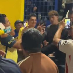 Aficionado de Chivas QUERÍA FOTO de Igor Lichnovsky y el jugador del América LO EMPUJA