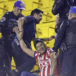 Aficionado de Chivas hace EL RIDÍCULO en el Estadio tras ser eliminados, tuvieron que cargarlo