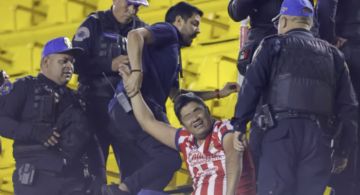 Aficionado de Chivas hace EL RIDÍCULO en el Estadio tras ser eliminados, tuvieron que cargarlo