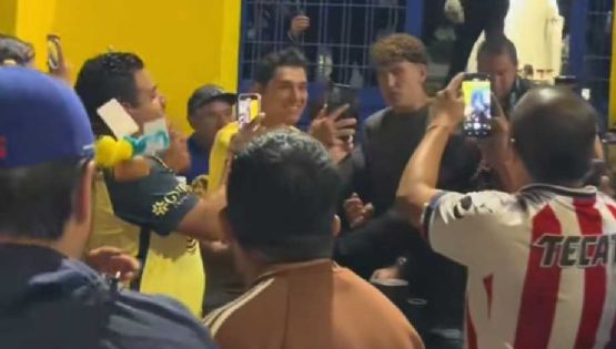Aficionado de Chivas QUERÍA FOTO de Igor Lichnovsky y el jugador del América LO EMPUJA
