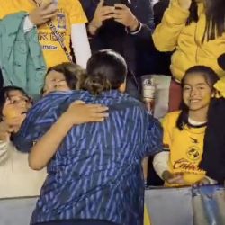 Karina Rodríguez HACE LLORAR a una pequeña aficionada del América con emotivo gesto