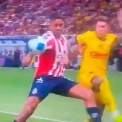 ¿ROBAN al Club América? Árbitro no marca MANO CLARÍSIMA en contra de Chivas