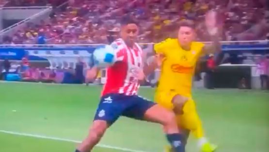 ¿ROBAN al Club América? Árbitro no marca MANO CLARÍSIMA en contra de Chivas