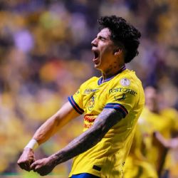 Kevin Álvarez es LASTIMADO con botella de vidrio por la afición de Chivas