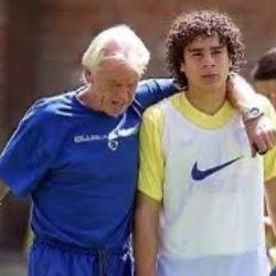 Guillermo Ochoa dedica emotivo adiós a Leo Beenhakker tras anunciarse su fallecimiento